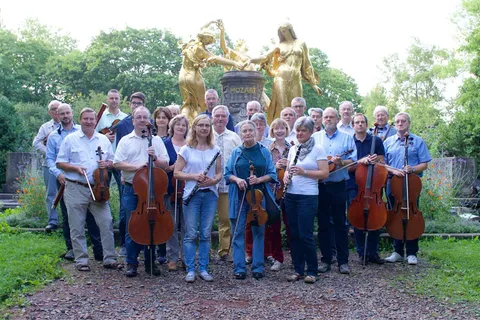 Das vom Mozart-Verein gestiftete Mozart-Denkmal auf der Bürgerwiese in Dresden