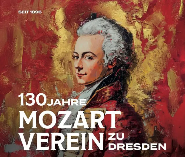 Jubiläums-Postkarte: gemaltes Porträt Mozarts vor Rot und Gold, mit der Aufschrift „130 Jahre Mozart-Verein zu Dresden — seit 1896".